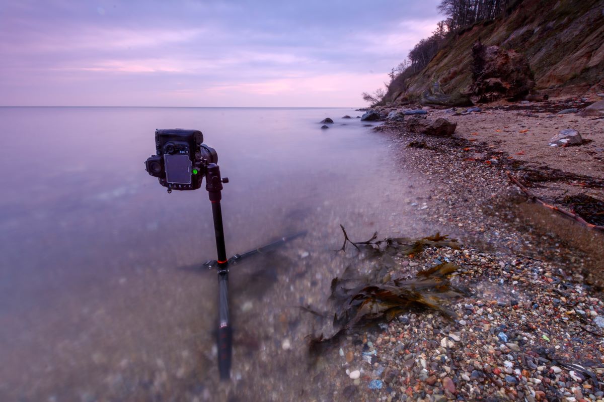 Kamera auf Rollei Stativ im Wasser
