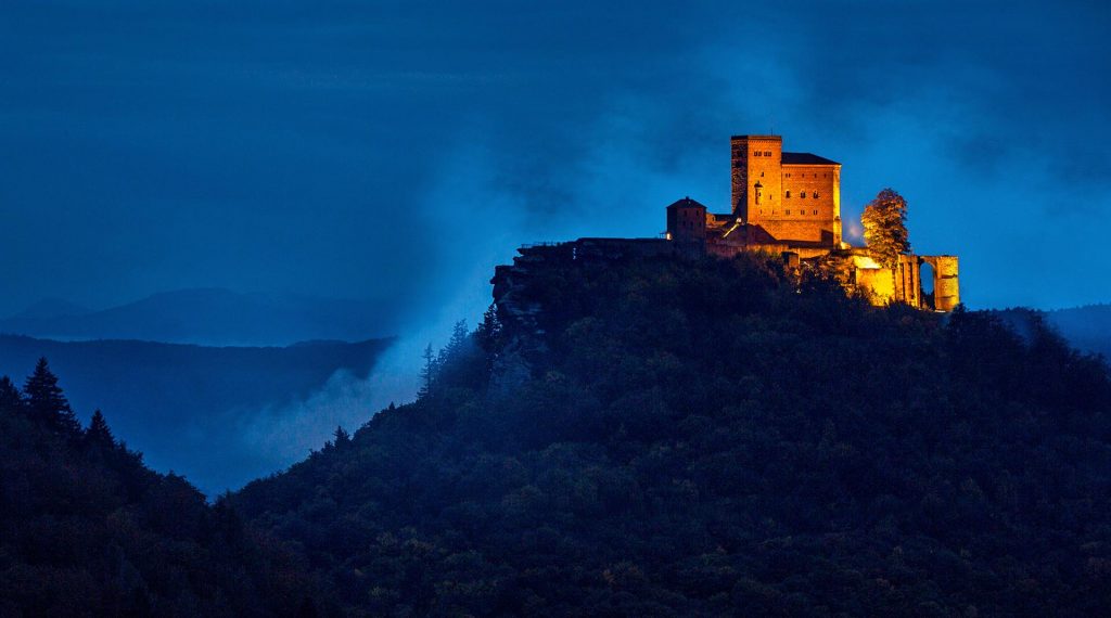 Alte Burg in der Dunkelheit