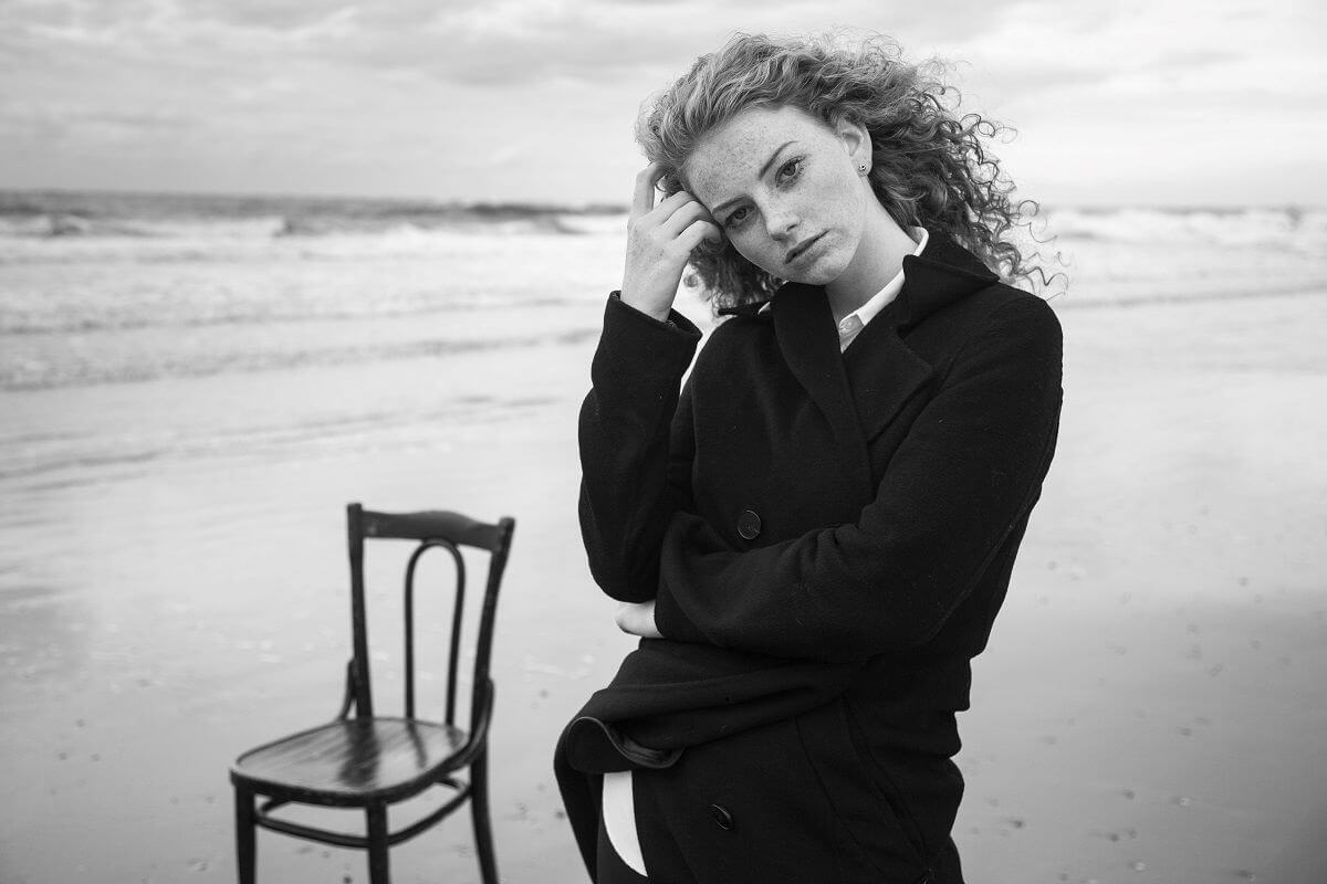 Schwarz weiß Portraitfotografie Frau am Strand