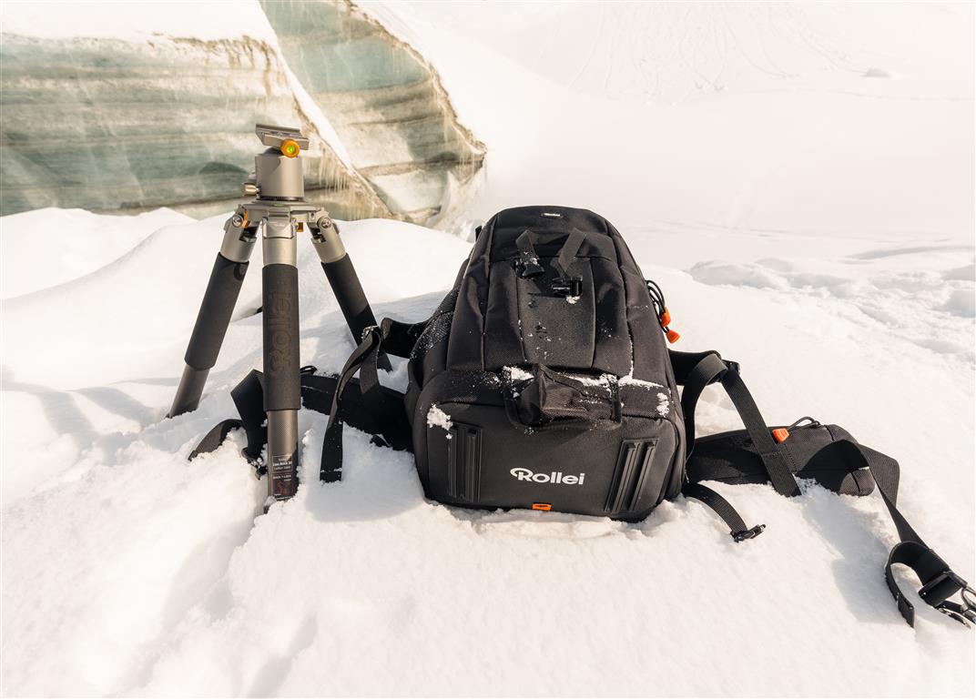 Rollei Lion Rock Stativ und Fotorucksack im Schnee