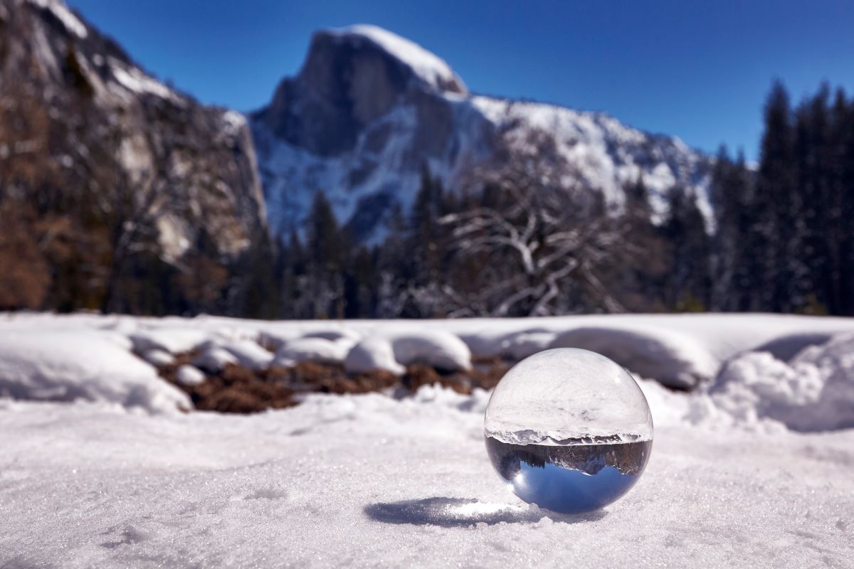 Glaskugel aus Schnee