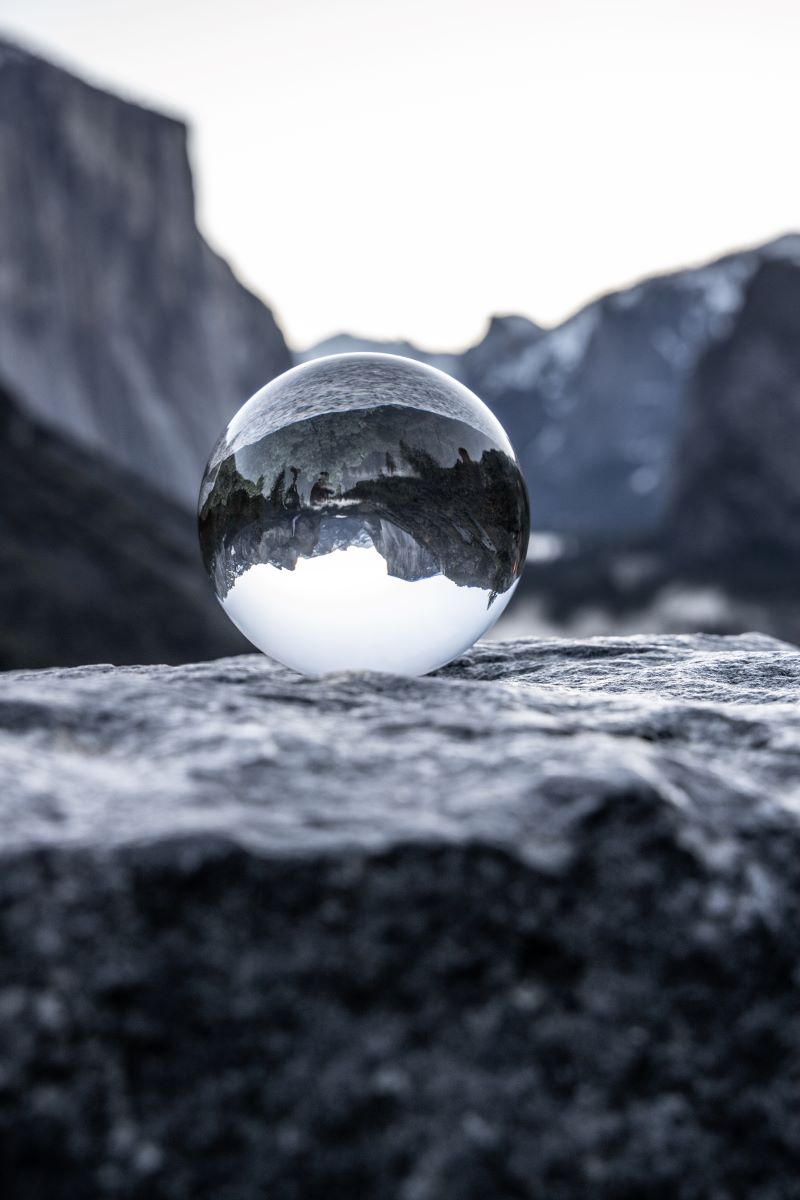 Glaskugel auf Felsen