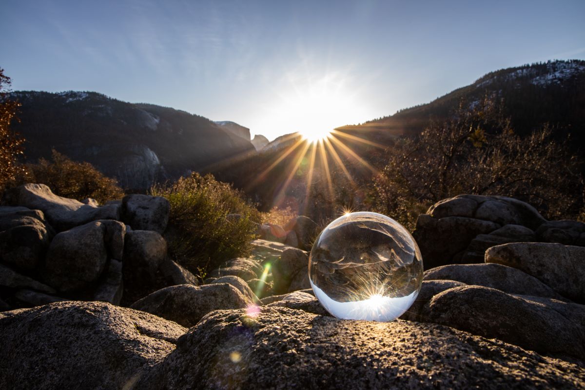 Glaskugel in der Sonne