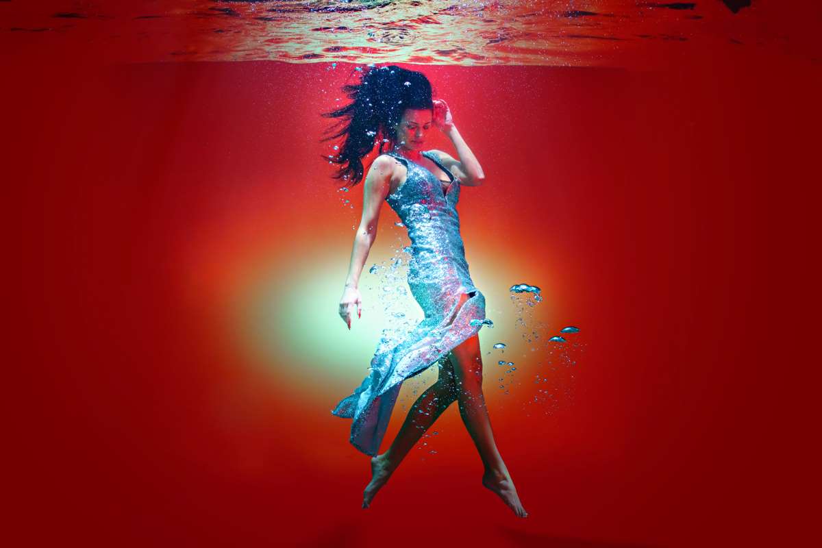 Unterwasserfotografie Frau vor Rot
