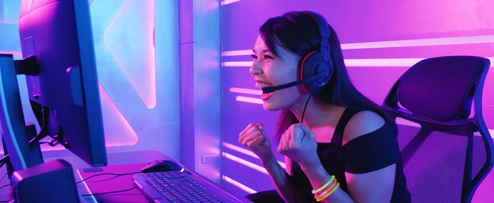 femme avec casque gaming