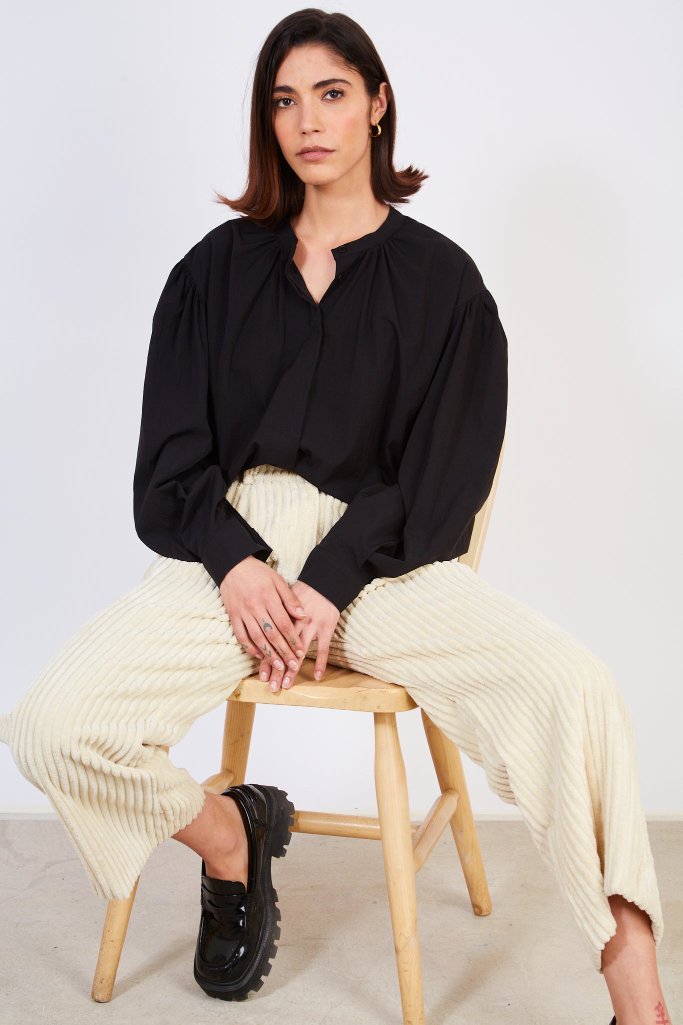 Black round neck balloon sleeve shirt blouse_26979-0290.jpg__PID:2be3dc51-29ff-4328-9a0c-5738c6b85e48