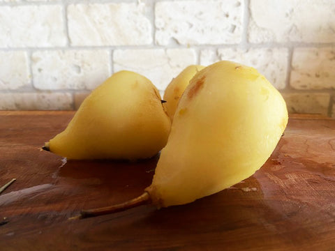 Poached pears in honey, ginger and thyme 