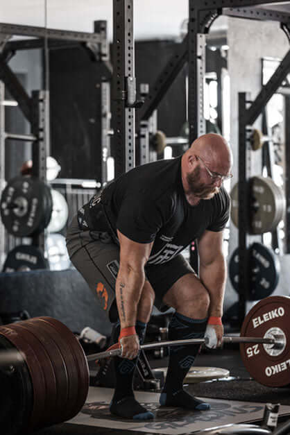 What are the injury risks in strength training?