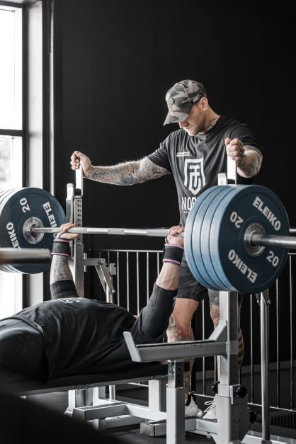 Increase bench press performance - use elbow sleeves