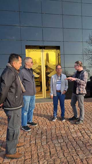 Vourvon vor der Pyramide