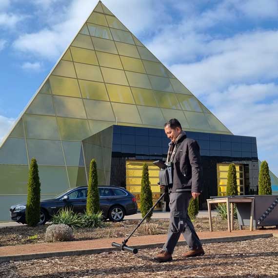 Dealer Vourvon Electronica tests detectors in front of OKM pyramid