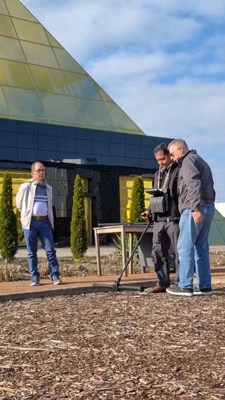 formation des concessionnaires sur le terrain d'essai devant la pyramide OKM