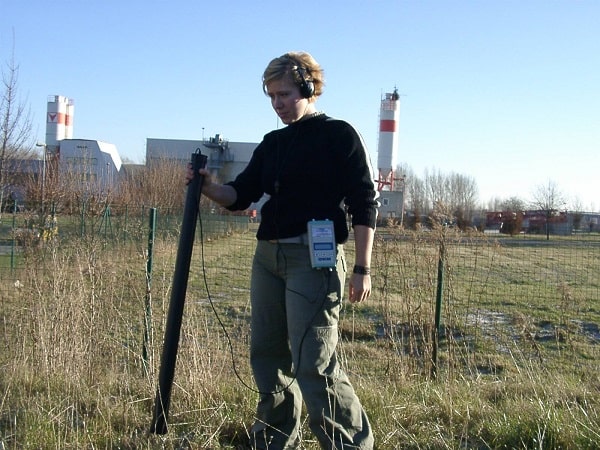 OKM Cazador de tesoros manejando el detector GEMS