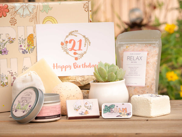 https://cdn.shopify.com/s/files/1/0274/3166/5773/products/GiftBoxS9-happy21birthday_600x.jpg?v=1641410246