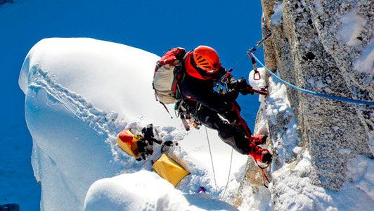 Camp auf einem verschneiten Berg