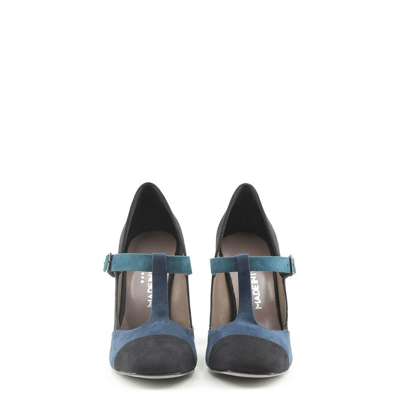 Обувки в черно със сини детайли и дебел ток