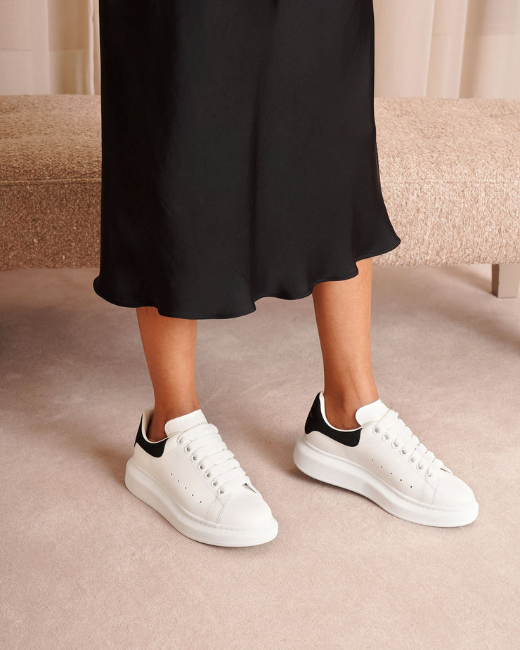 White and black classic sneakers Savannahs