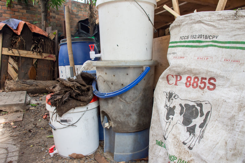 Composting systems made from old paint buckets