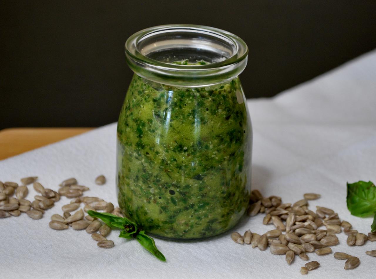 PESTO DE ALBAHACA Y SEMILLAS DE GIRASOL – KW Market