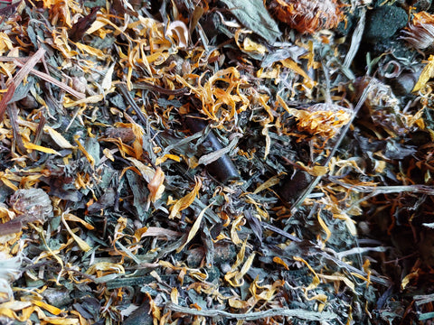 Healthy horse food: balancer herbs marigold narrow plantain nettle yarrow spirulina, low in sugar and starch for horses with summer eczema mug itching chafing on mane and tail eczema SME