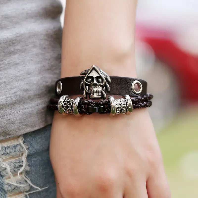 Charm-Armband aus Leder mit Gothic-Schädel und Nieten