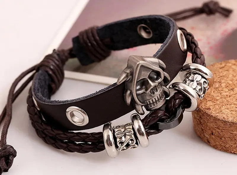 Charm-Armband aus Leder mit Gothic-Schädel und Nieten