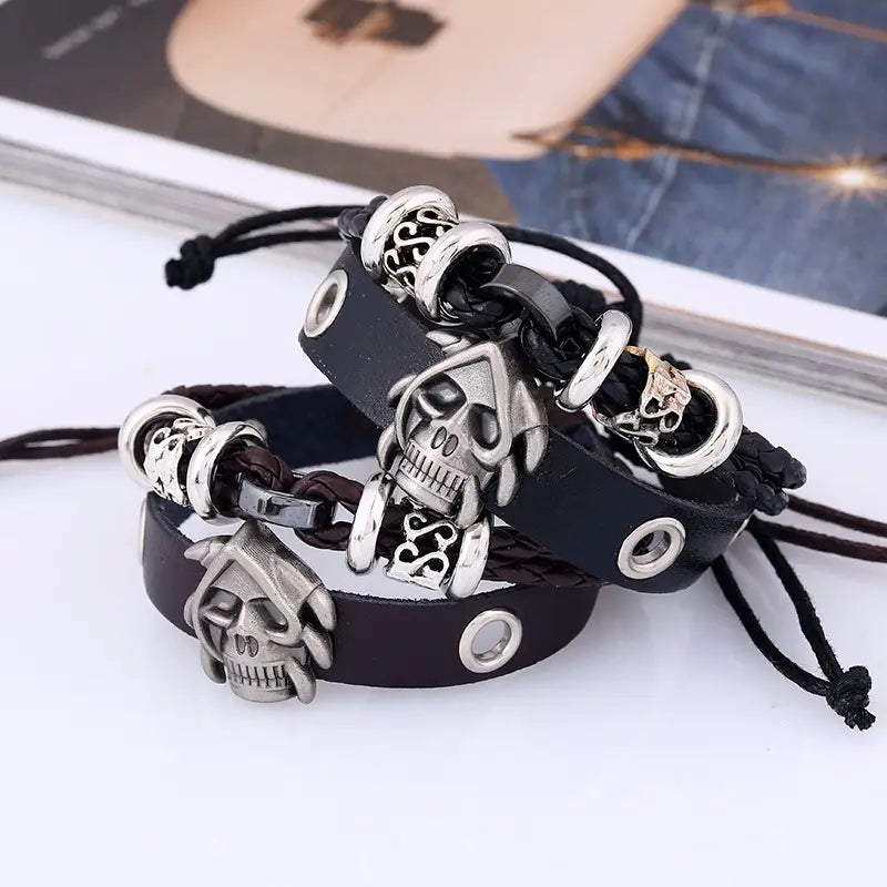 Charm-Armband aus Leder mit Gothic-Schädel und Nieten