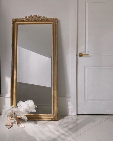 Utiliser un miroir pour apporter plus de lumière dans une pièce sombre