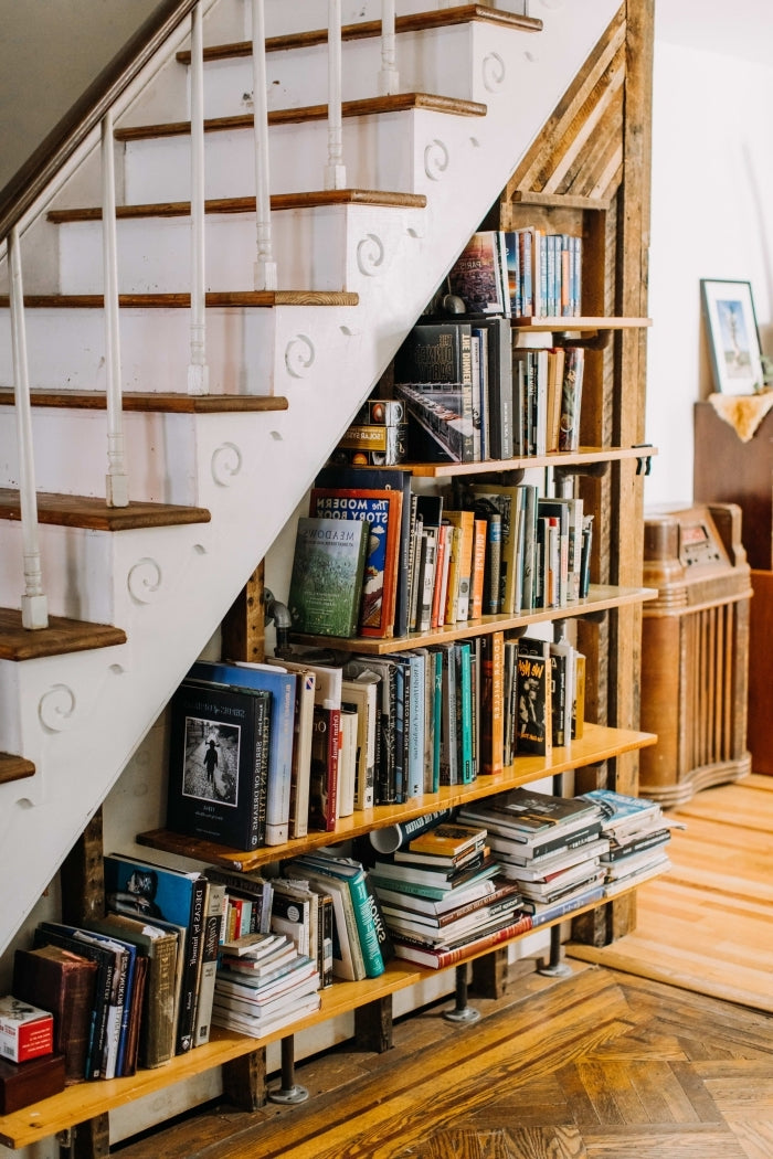 Une bibliothèque sous l'escalier