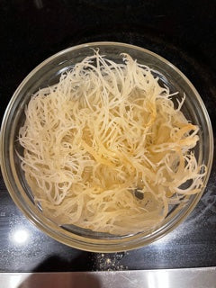 Cleaning sea moss in water