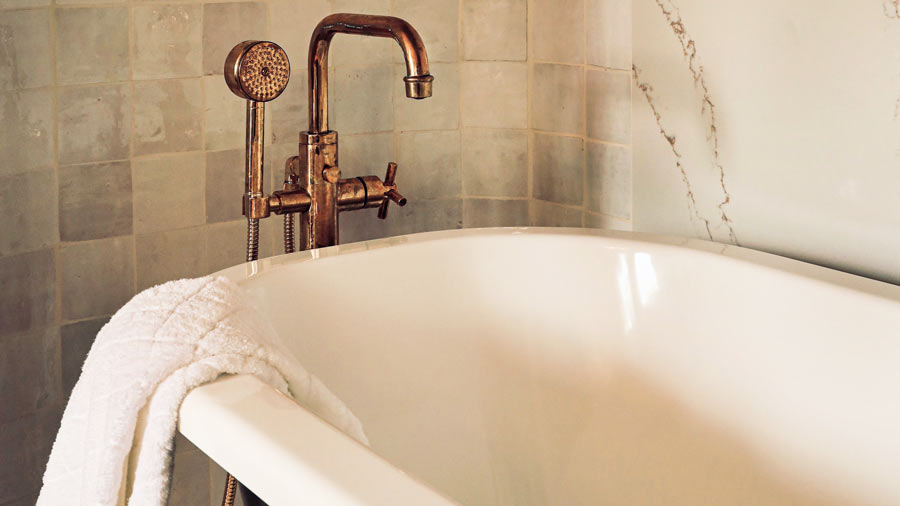 Simple Steps to Clean a Bathtub with Sparkling Results