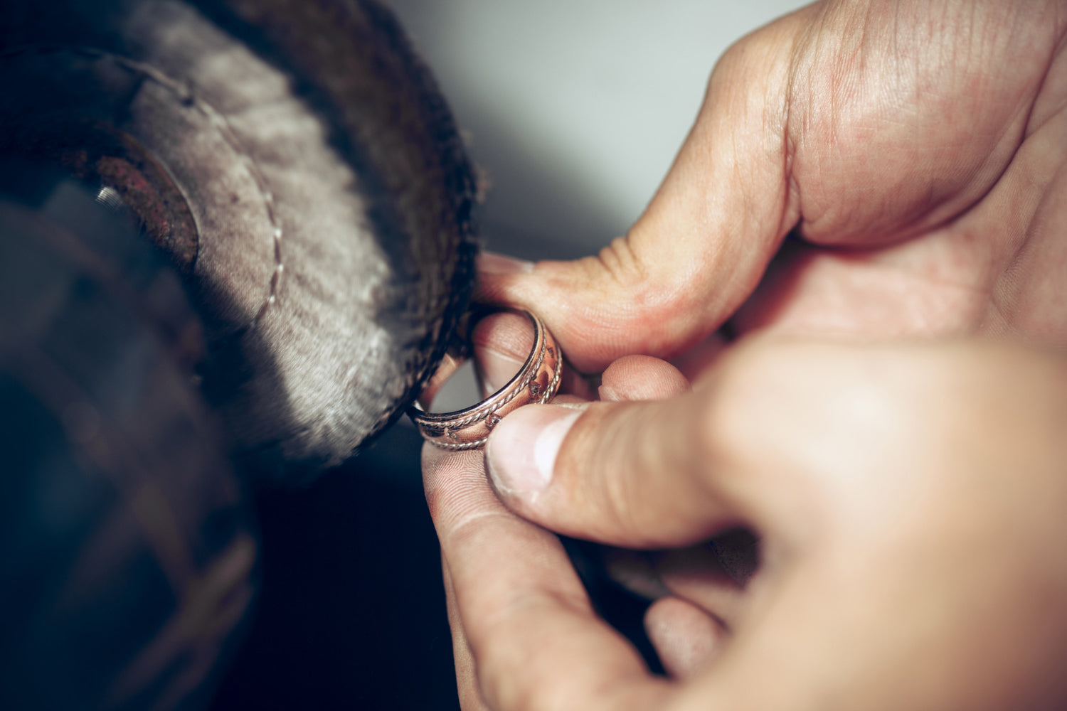 Cleaning of a ring by an expert for its optimum brilliance
