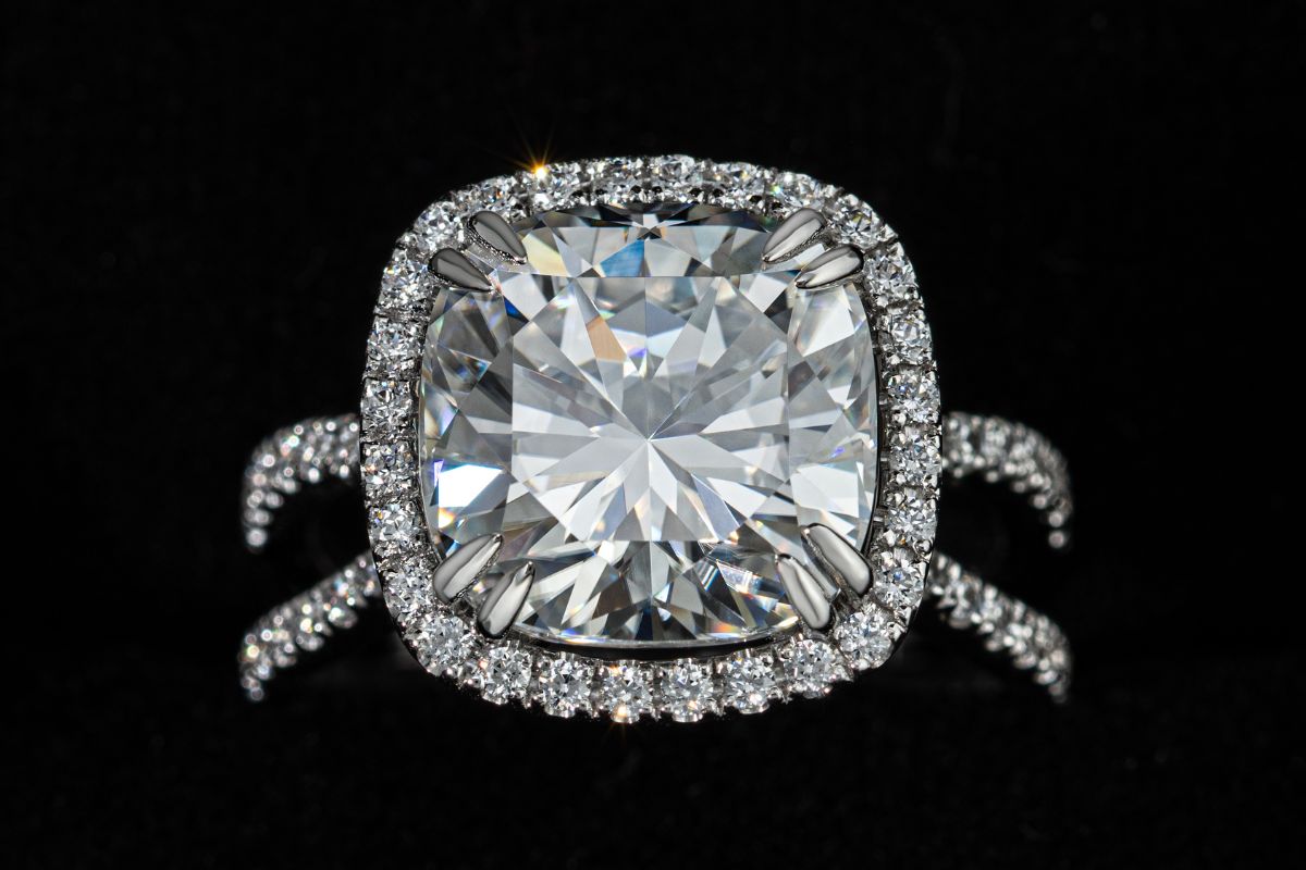 A beautiful 9 carat diamond ring.