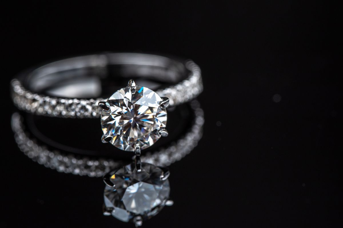 A beautiful round brilliant cut diamond ring which sparkle the most.