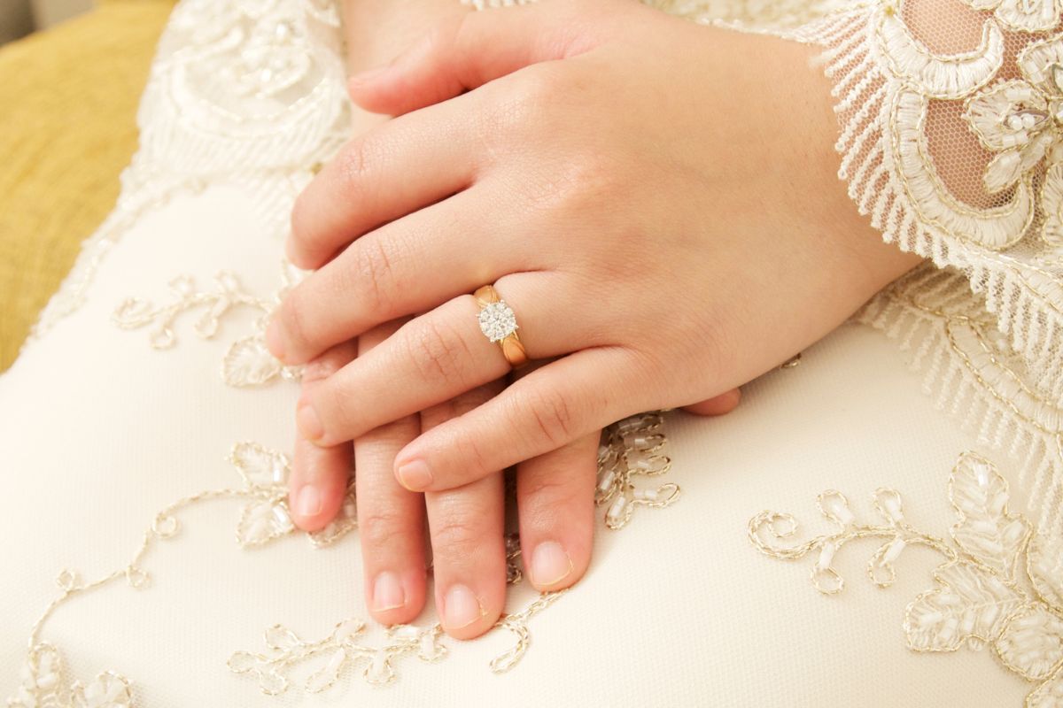A bride wearing Solitaire Setting diamond ring on her engagement day.