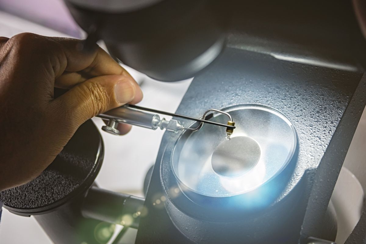 A diamond specialist designing an i3 diamond for maximum brilliance