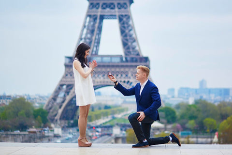 A guy proposing to his girlfriend in front of Eiffel Tower