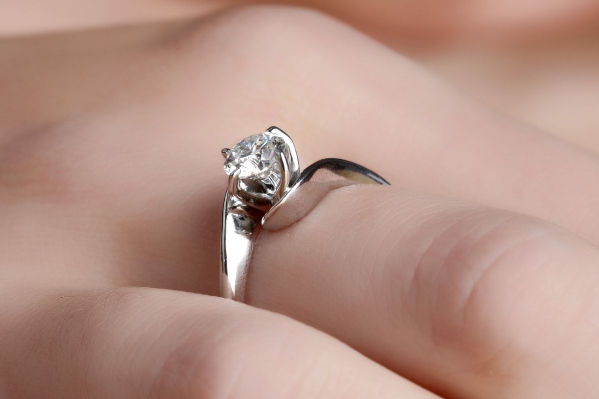 A lady wearing a Solitaire Ring