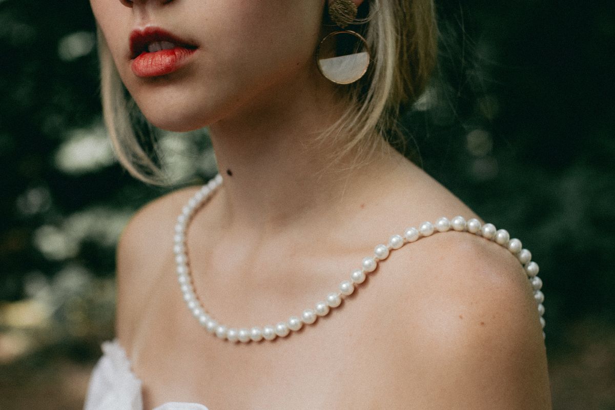 A lady wearing a beautiful pearl necklace