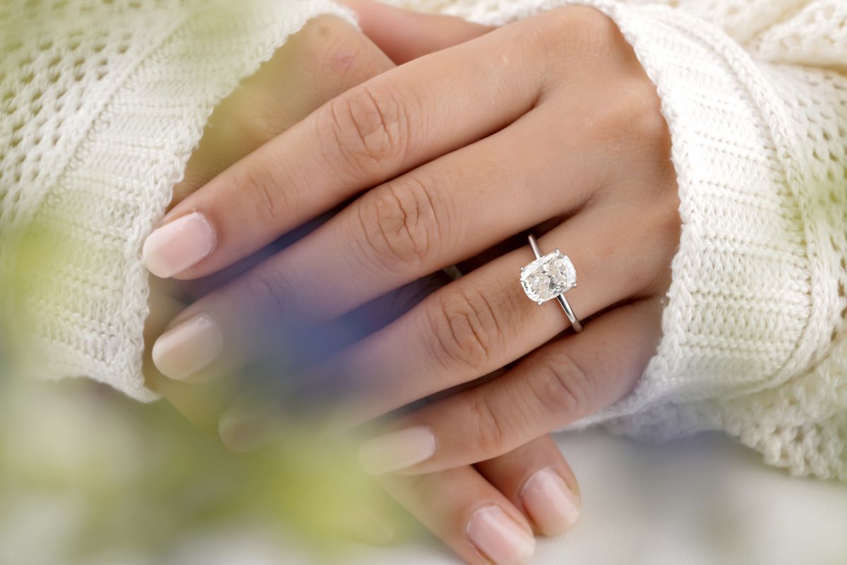 A lady wearing beautiful natural diamond ring.