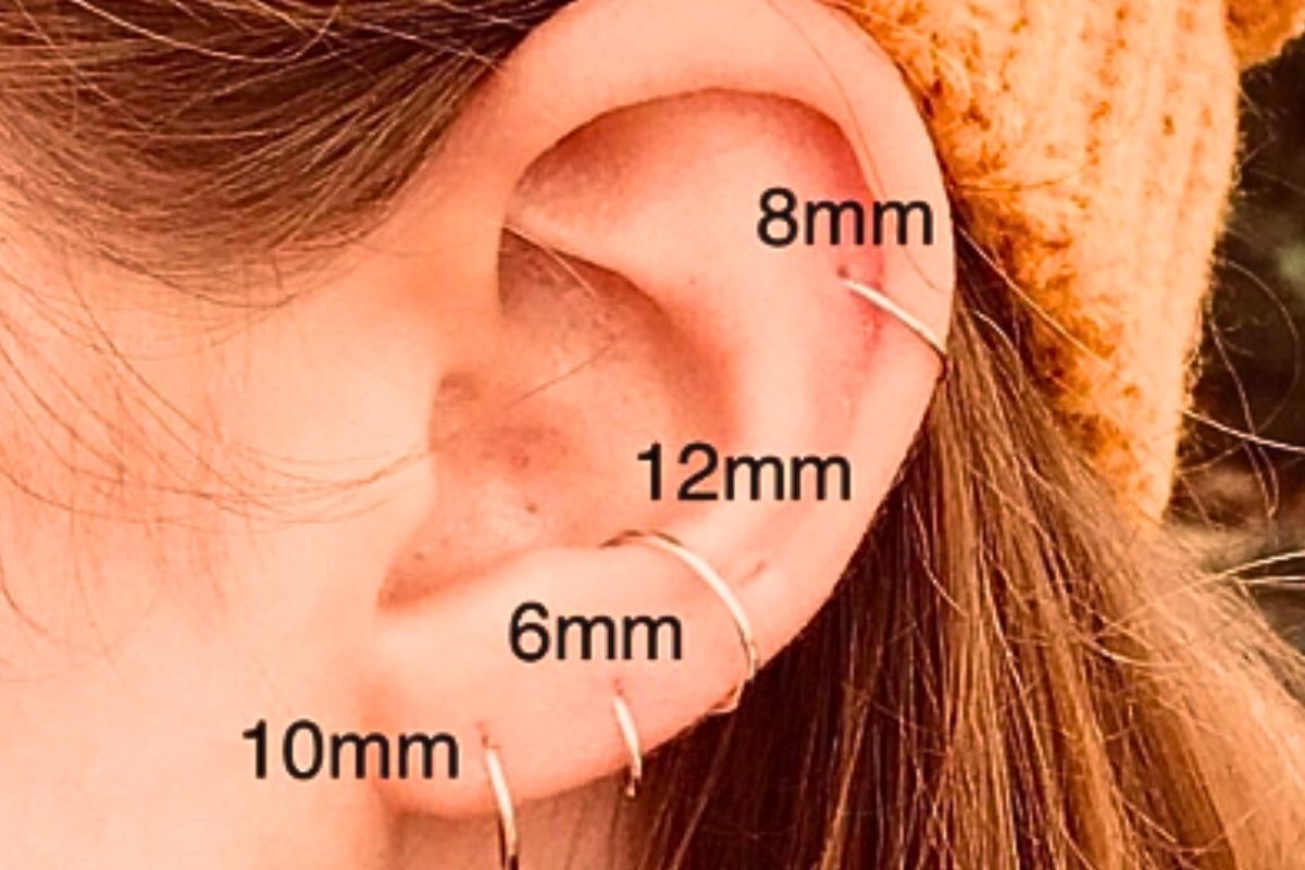 A picture showing the normal size of earing to be weared after ear pierced