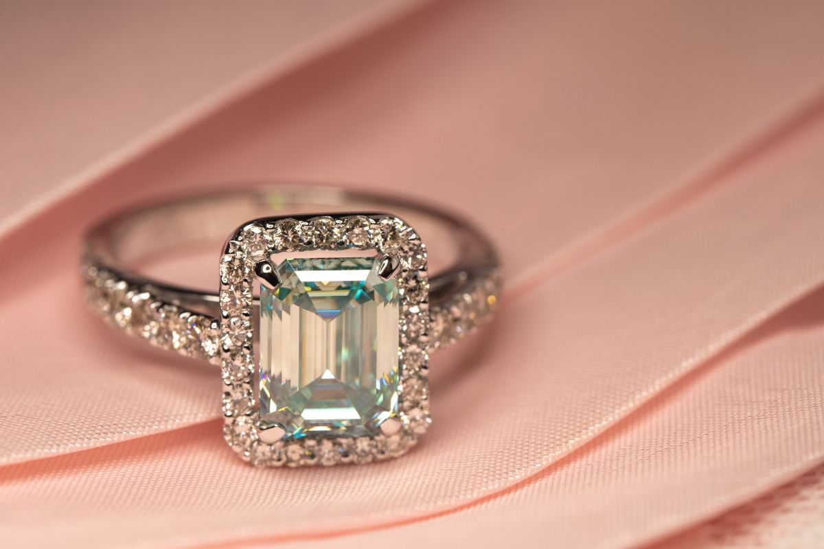 A sparkling ring with Baguette Diamond in the middle.