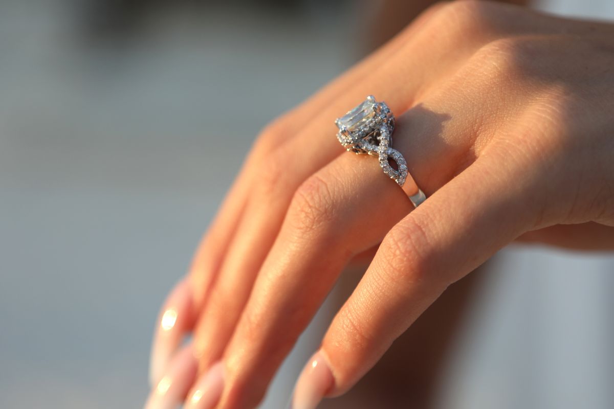 Round-Cut Engagement Rings: The Complete Guide