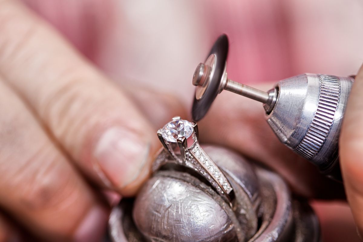 An expert customizing diamond ring for client according to his special MLB celebrity ring