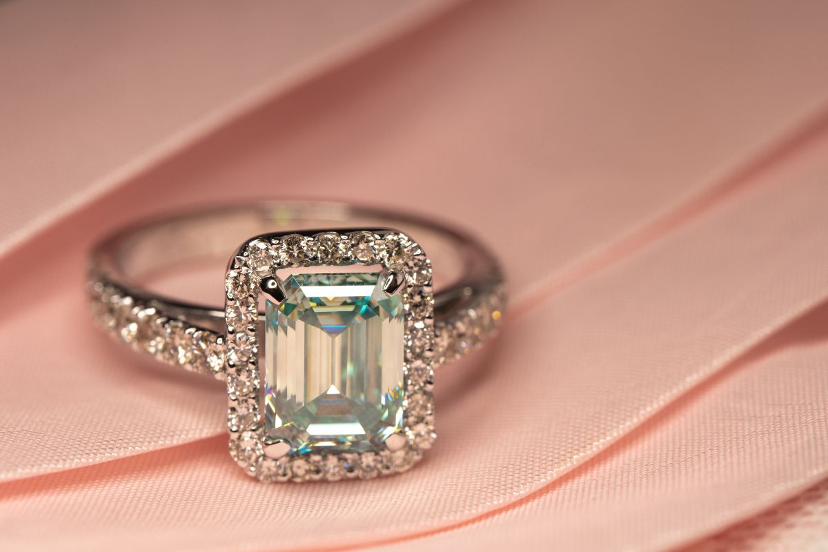 Beautiful high quality emerald diamond ring