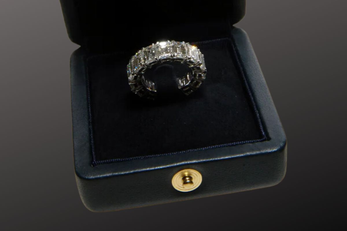 Beautiful celebrity ring designed by the Graff Diamonds.
