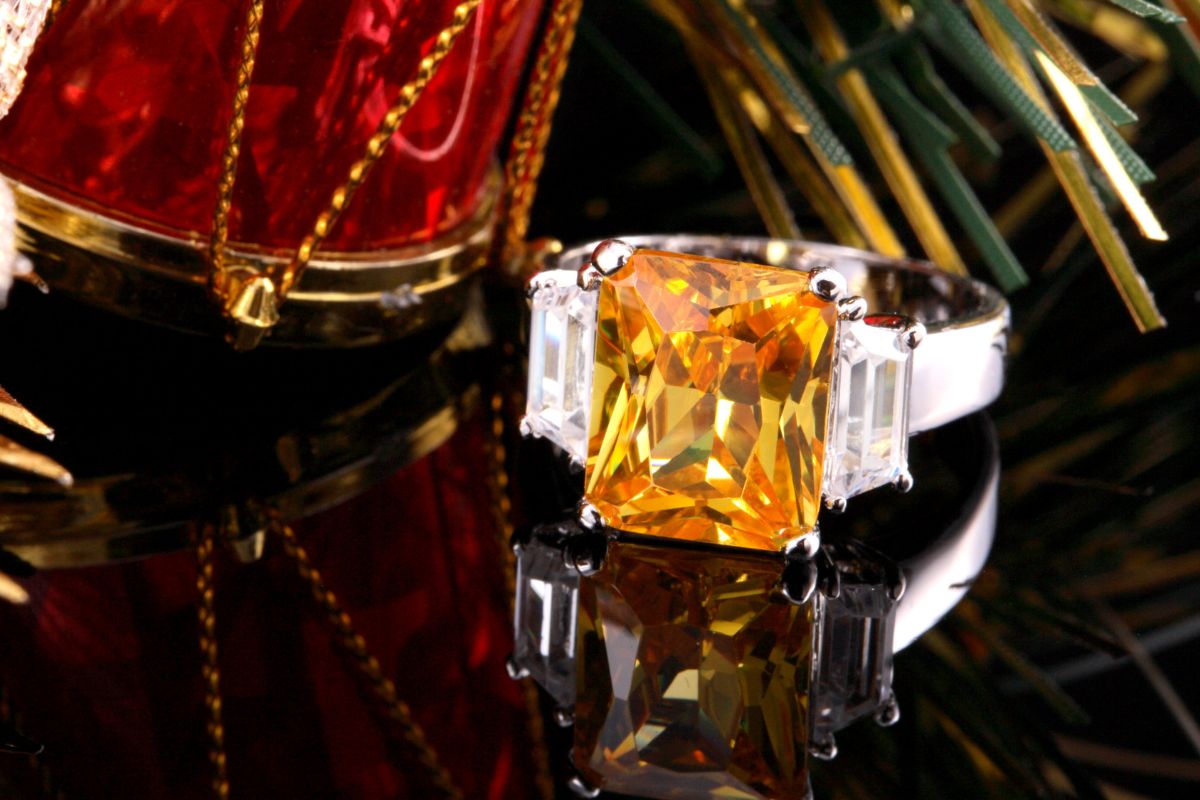Beautiful saffron diamond ring