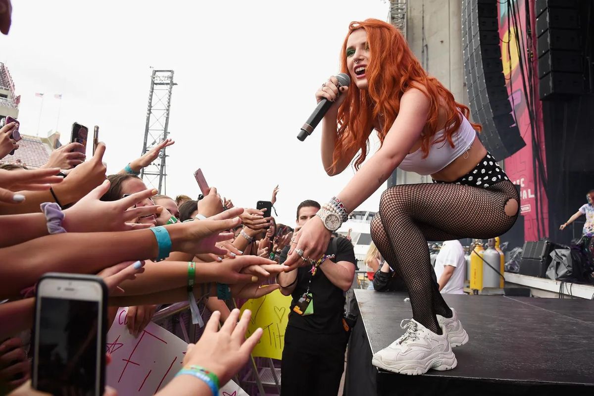 Bella Thorne with her fans during concert