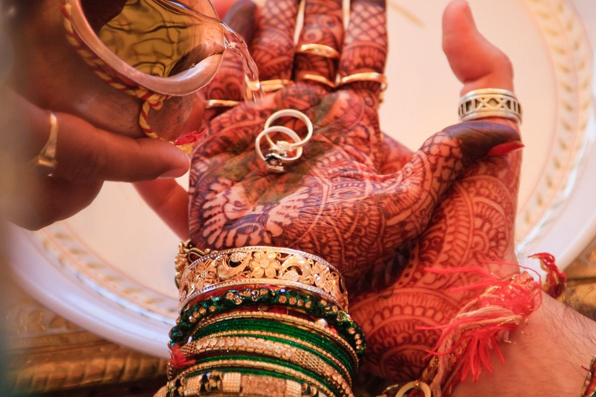 Bride with emarald ring in her hand