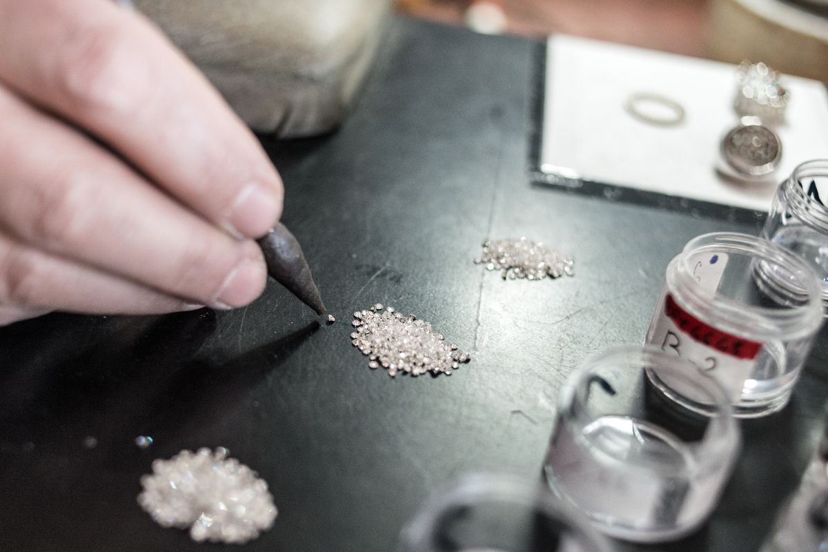 Choosing right diamond for the jewelry by the jeweler